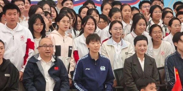 国乒亮相剑指亚洲杯！孙颖莎欢乐笑弯腰，王曼昱合影一脸严肃